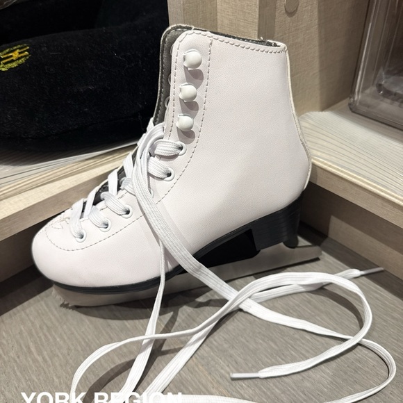 White figure skates with black accents, white laces. Size 12y - Picture 4 of 4